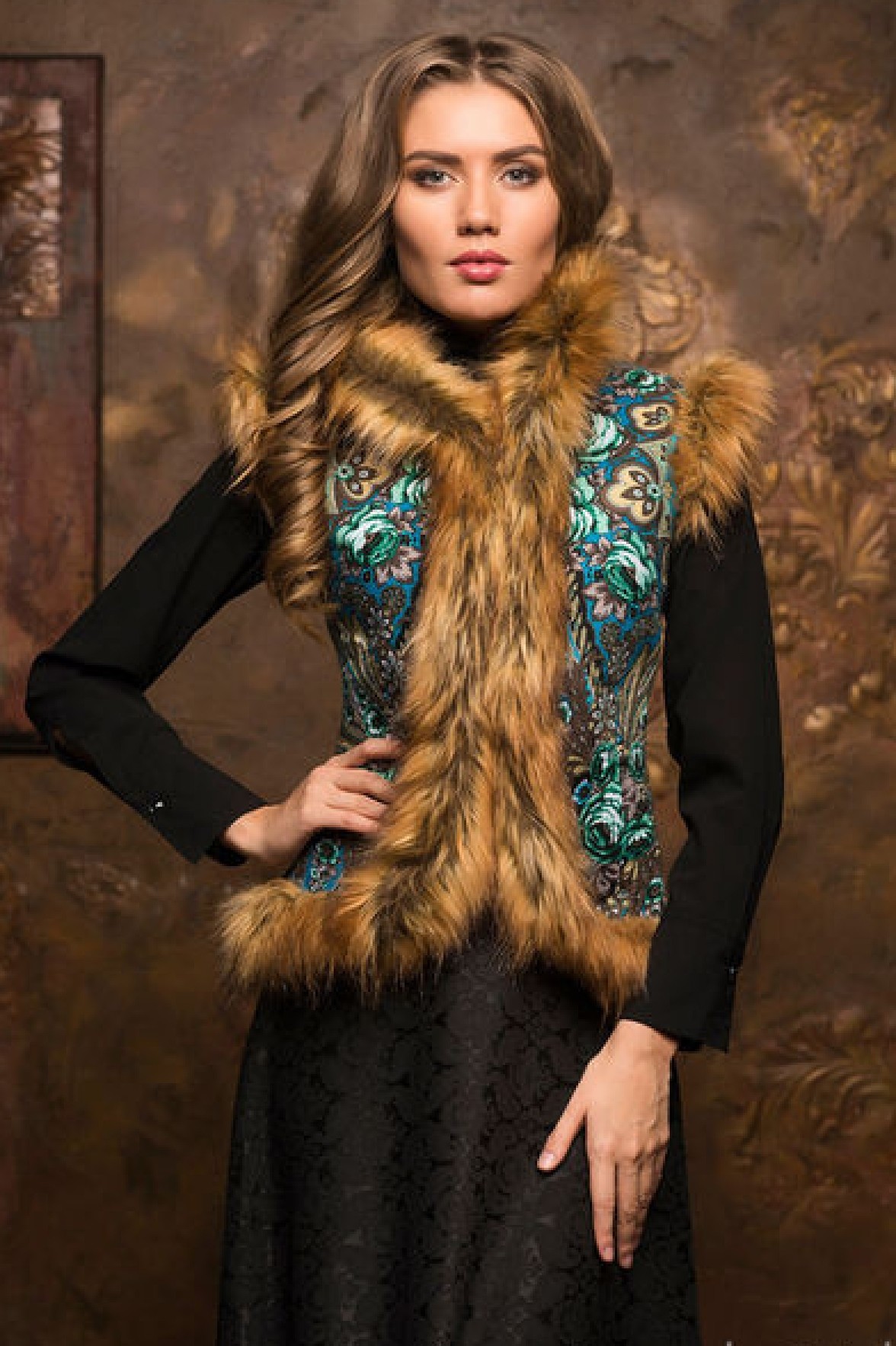 Жилетка в русском стиле из павлопосадских платков и меха. Теплые женские жилетки в интернет магазине Радэлия.