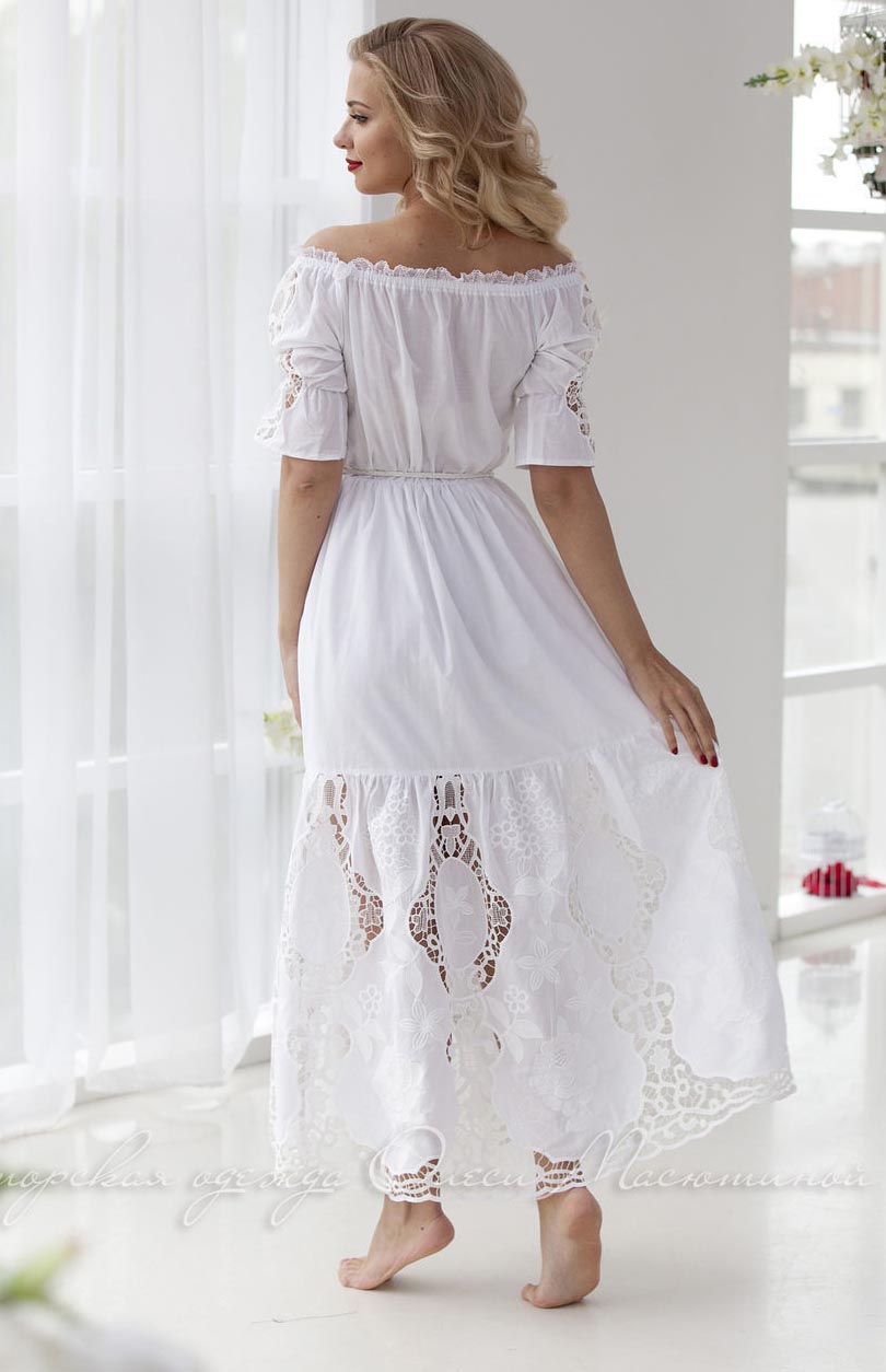 Белое платье с открытыми плечами