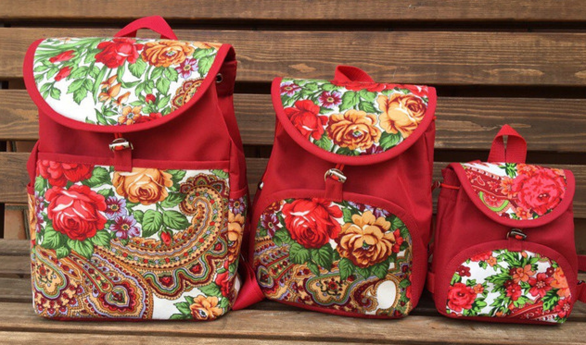 Большой красный рюкзак с вставками с цветочным рисунком по мотивам павлопосадского платка